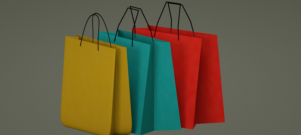 Designing Custom Printed Paper Bags: Foil Stamping vs. Digital Printing